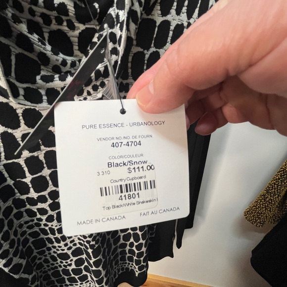 Pure Essence Black and White Snakeskin Patterned Top NWT Medium - Picture 4 of 6